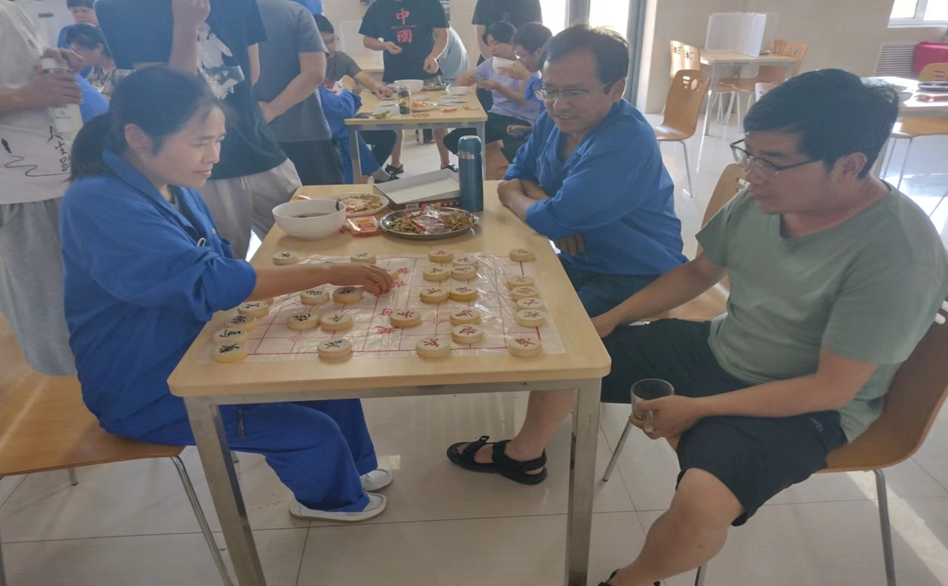 必一运动组织驻厂职工举办棋牌比赛活动并慰问全体驻厂人员