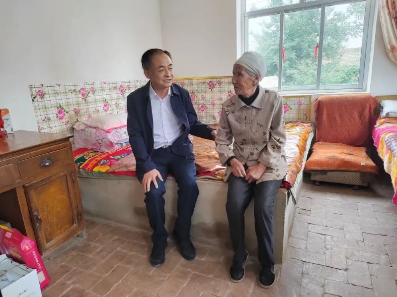 【帮扶必一运动
】甘肃药业集团党委书记、董事长周荣一行到安定区开展结对帮扶工作