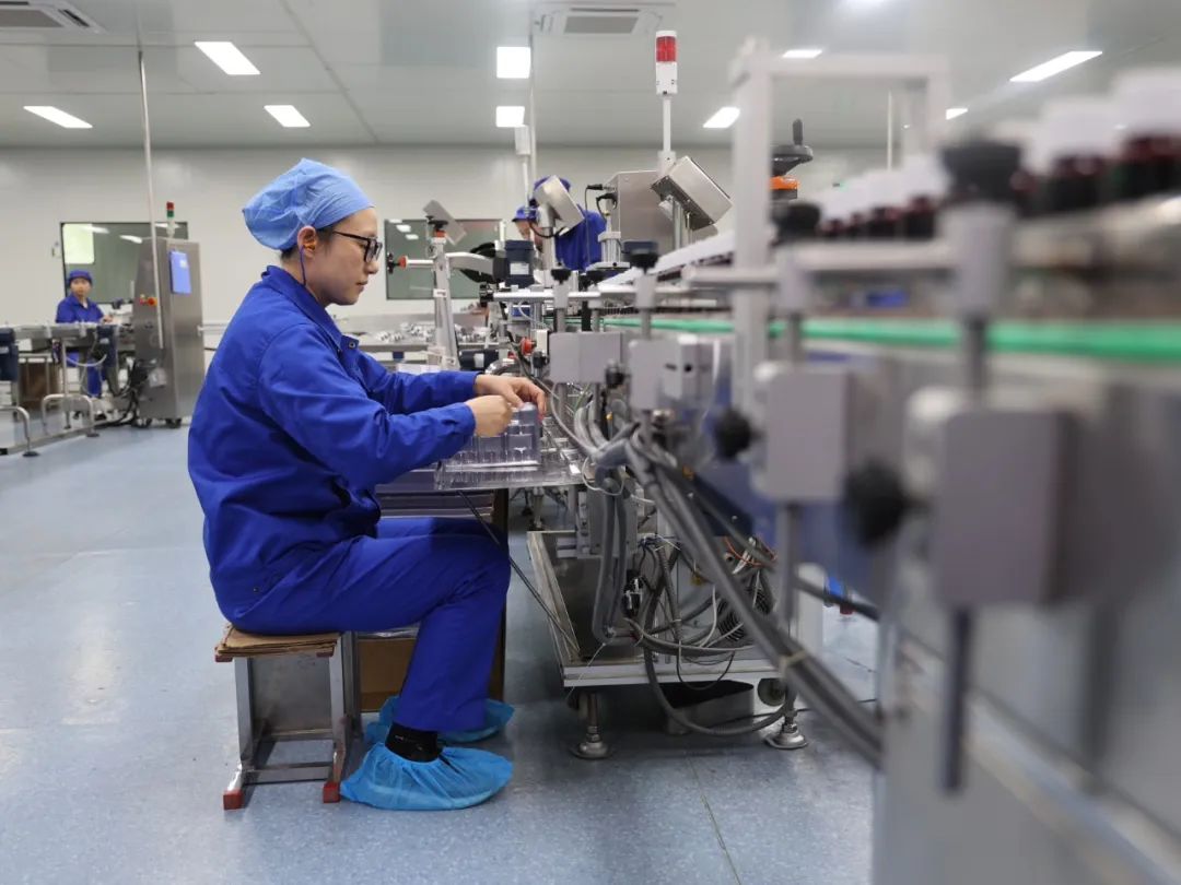 必一运动党员突击队再赴普安制药支援生产